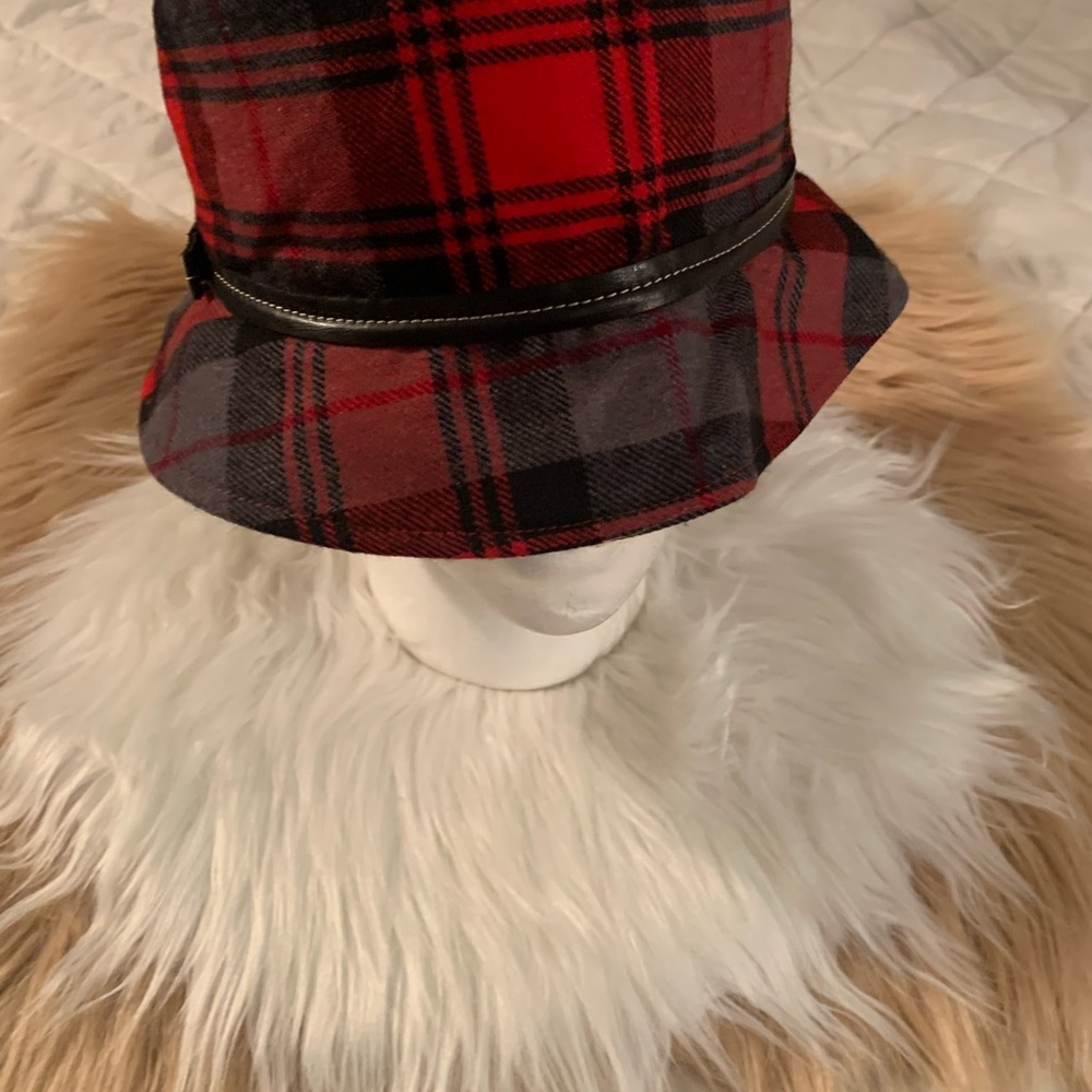 COACH BLACK AND RED LADIES HAT.